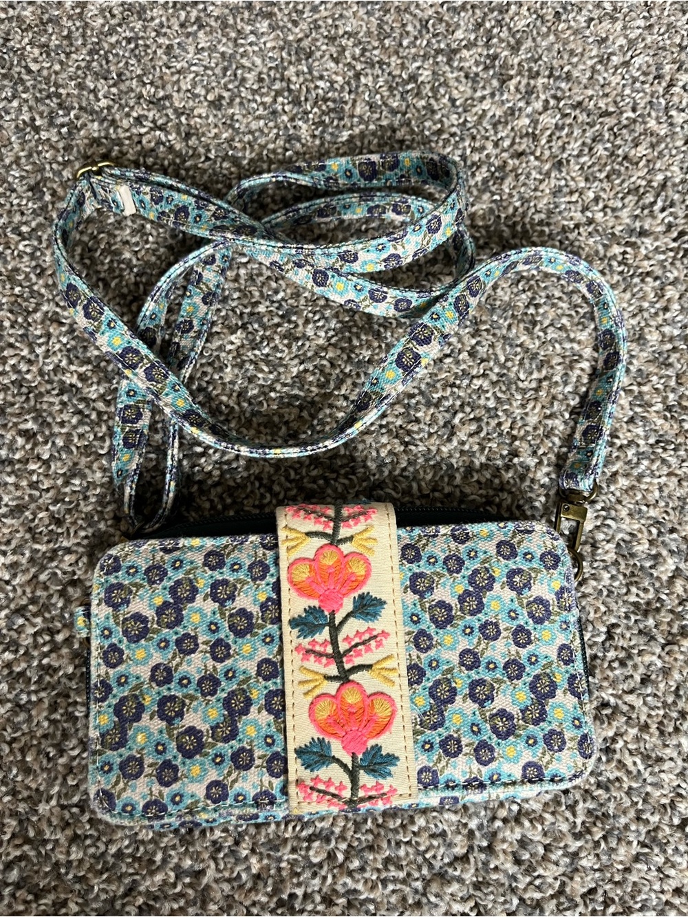 Natural life Floral Embroidered Crossbody Wallet - Blue Floral